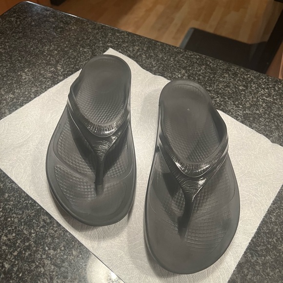 oofas Shoes Oofos Womans Size 9 Sandals Has Foot Bed Designed With